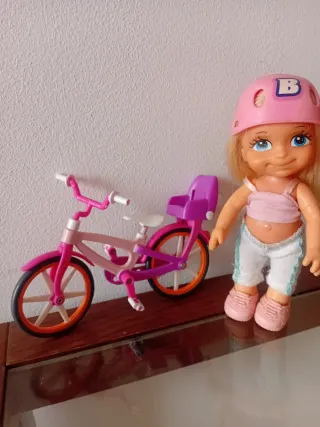 Barriguita Famosa con Bicicleta u casco