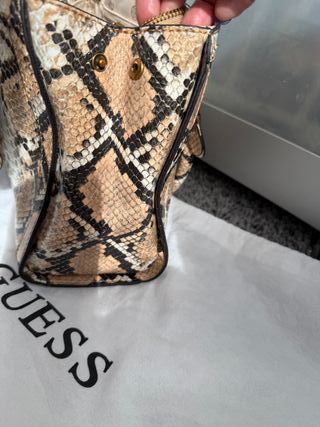 Bolso Guess estampado serpiente