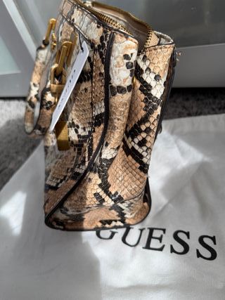 Bolso Guess estampado serpiente