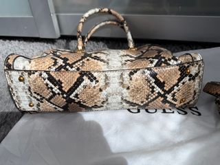 Bolso Guess estampado serpiente