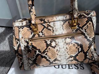 Bolso Guess estampado serpiente