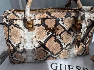 Bolso Guess estampado serpiente