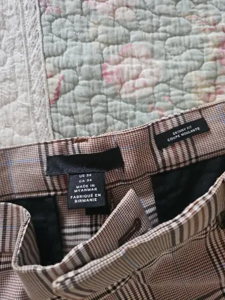 Pantalones de cuadros beige y marrón