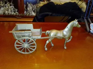 Carro y caballo de bronce