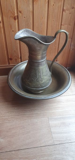 Caraffa e ciotola in rame e ottone antico