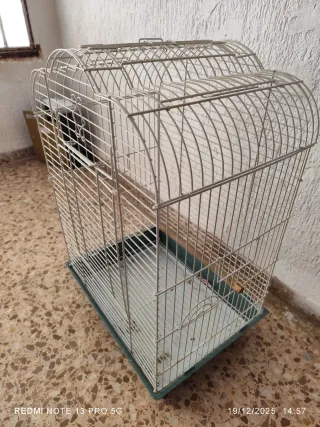 Jaula grande blanca con varias puertas