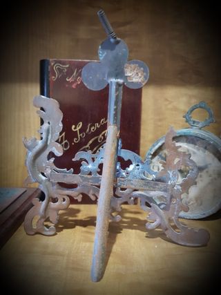 Antiguo portafotos de hierro fundido