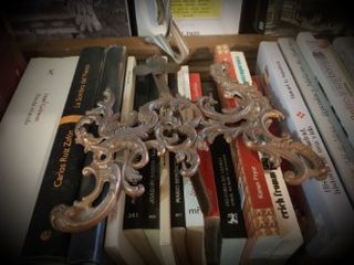 Antiguo portafotos de hierro fundido