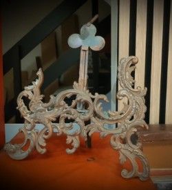 Antiguo portafotos de hierro fundido