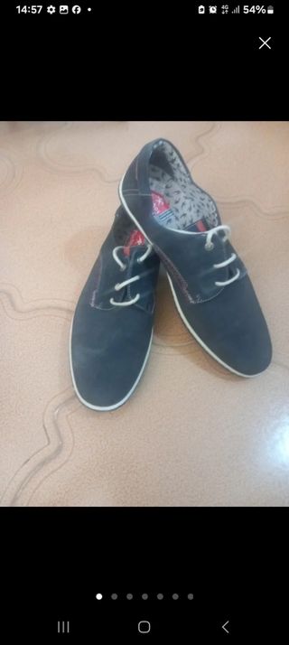 Mocasines azules y blancos