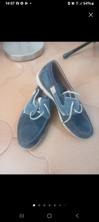 Mocasines azules y blancos