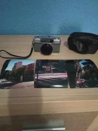 Cámara de fotos olimpus negra y plateada