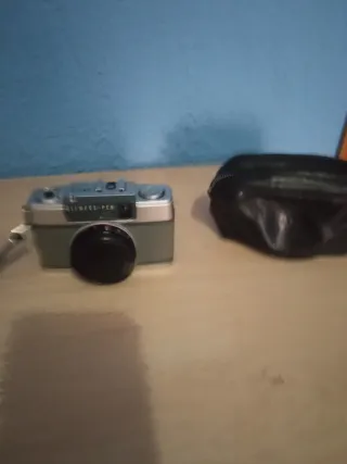 Cámara de fotos olimpus negra y plateada