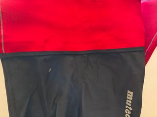 Muta stagna sub mutevole rossa e nera