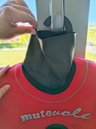 Muta stagna sub mutevole rossa e nera