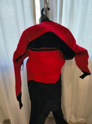 Muta stagna sub mutevole rossa e nera