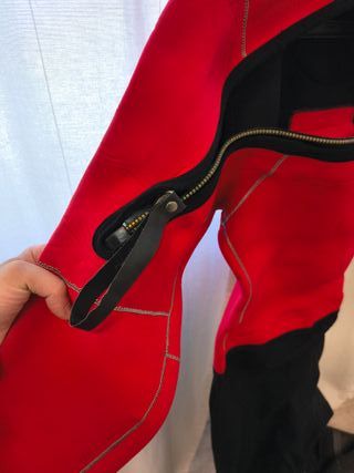 Muta stagna sub mutevole rossa e nera