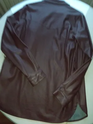 Sobrecamisa efecto piel Stradivarius Talla M