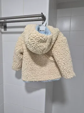 Abrigo bebé REVERSIBLE azul/crema 6-12meses