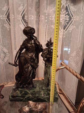 Figura bronce mujer pie mármol