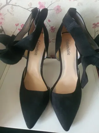 Zapatos de tacón negros con lazo