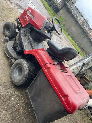 Tractor cortacésped Toro Wheel Horse rojo