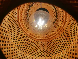 Lámpara de techo de bambú tejida