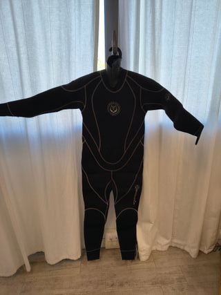 Muta semistagna nera