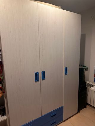 Armario 3 puertas beige y azul