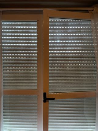 Ventana doble con puerta y  cajón persiana