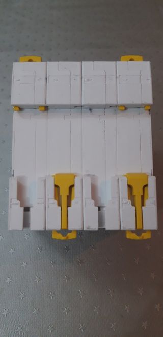 SCHNEIDER Magnetotérmico  IC60N C25