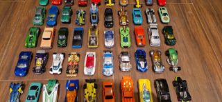 59 coches Hot Wheels, camión, lanzador y pistas.