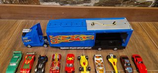 59 coches Hot Wheels, camión, lanzador y pistas.