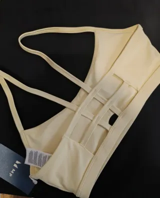 Top deportivo amarillo talla M