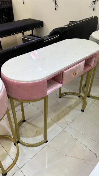 Mesa de manicura mármol y terciopelo rosa