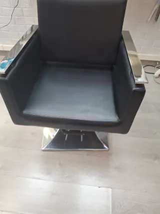 Silla de peluquería negra y plateada