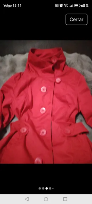 Chaqueta roja con botones