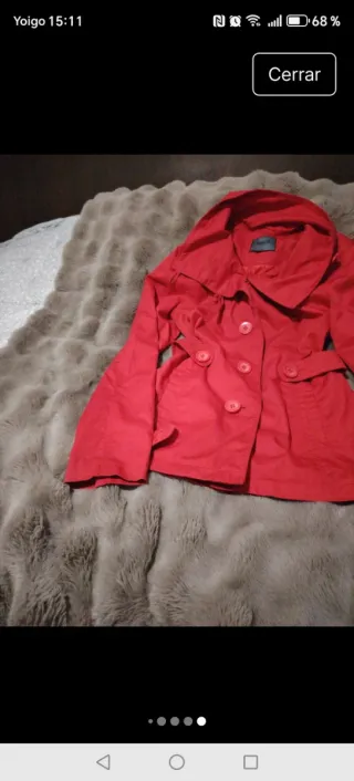 Chaqueta roja con botones