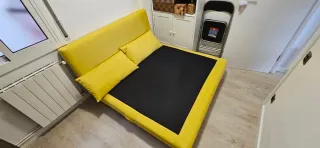 Sofá cama 140cm × 190 cm color mostaza.