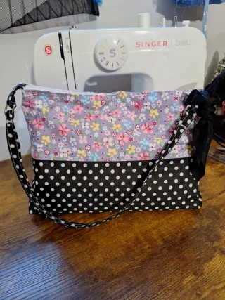 Bolso de hombro floral y lunares