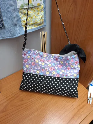 Bolso de hombro floral y lunares