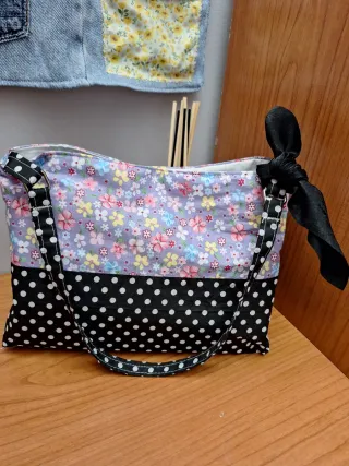 Bolso de hombro floral y lunares