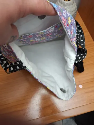 Bolso de hombro floral y lunares