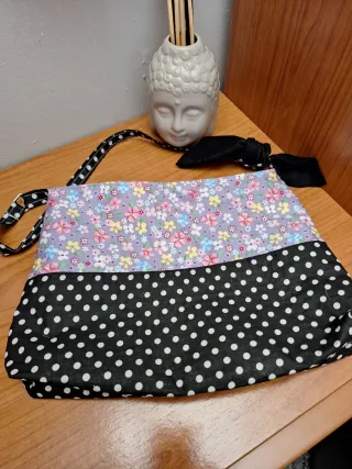 Bolso de hombro floral y lunares