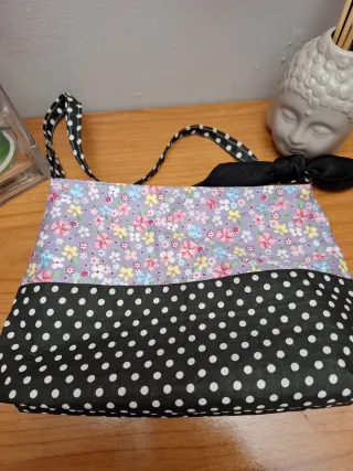 Bolso de hombro floral y lunares