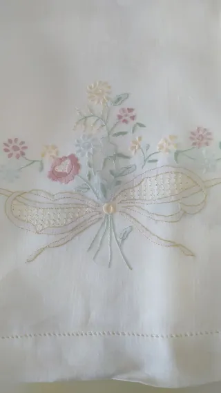 Set asciugamani in lino ricamati