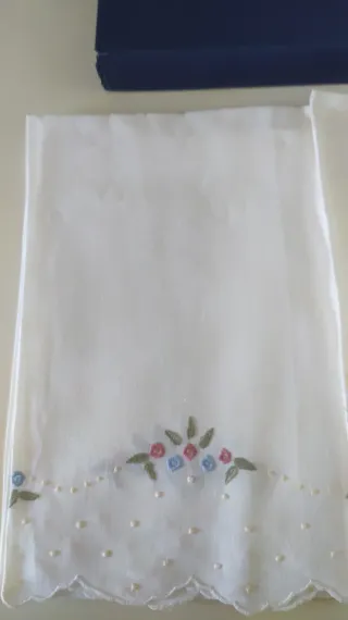 Set asciugamani in lino ricamati