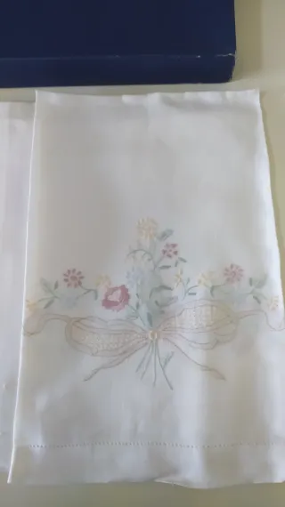 Set asciugamani in lino ricamati