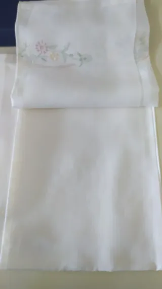 Set asciugamani in lino ricamati