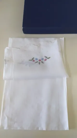 Set asciugamani in lino ricamati